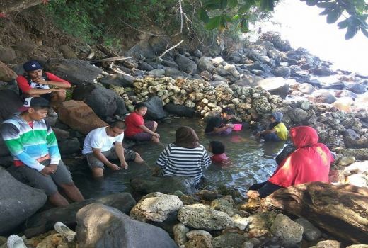 Wow, Pantai Ini Punya Sumber Mata Air Panas - GenPI.co