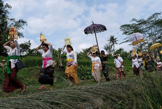 Viral, Video Bocah Jarah Uang Sesajen saat Upacara Melasti di Bali - GenPI.co