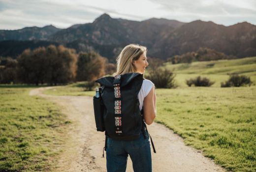 Girls, Ini 5 Perlengkapan Traveling yang Wajib Kamu Bawa - GenPI.co