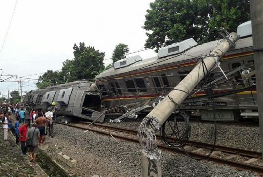 Belasan Korban KRL Terguling Telah Dievakuasi - GenPI.co
