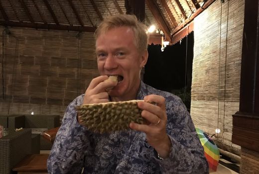 Begini Gaya Dubes Uni Eropa Saat Makan Durian - GenPI.co
