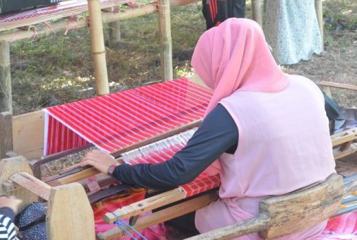 Melihat Sentra Produksi Sarung Tenun Suku Mandar - GenPI.co