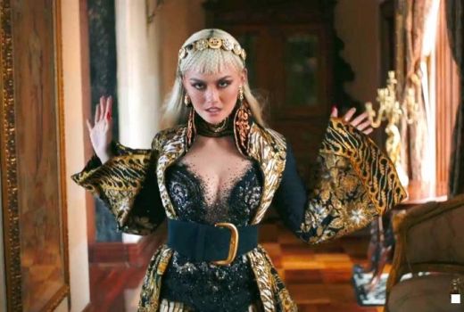 Yuk Intip, 4 Gaya Agnez Mo Pakai Batik di Amerika - GenPI.co