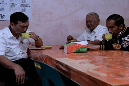 Beralaskan Taplak Meja Plastik, Jokowi Ngopi di Kedai Partungkoan - GenPI.co