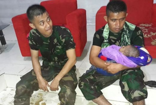 Prajurit TNI Selamatkan Bayi Usia 6 Bulan yang Terjebak Banjir di Sentani - GenPI.co