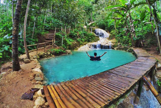Pesona Taman Sungai Mudal, Berenang di Air Warna Toska - GenPI.co