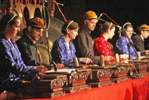 Keren, Seniman Rusia Mainkan Alat Musik Gamelan - GenPI.co