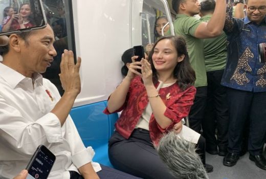 Chelsea Islan Ngevlog Bareng Jokowi di MRT - GenPI.co