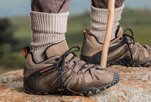Suka Mendaki? Ini Jenis Sepatu Yang Bisa Kamu Pilih - GenPI.co