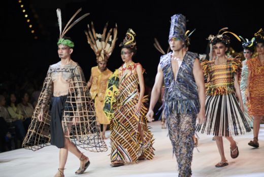 Budaya Borneo Jadi Pembuka Indonesia Fashion Week 2019 - GenPI.co