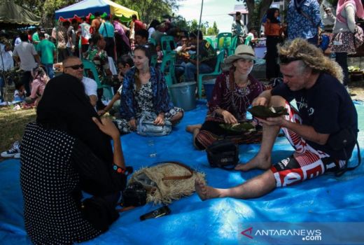 Serunya Turis Nikmati Kuah Beulangong Di Pulau Weh Sabang - GenPI.co