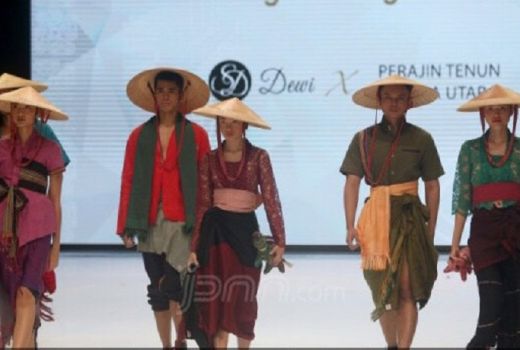 Tenun Toraja Mejeng di IFW 2019 - GenPI.co