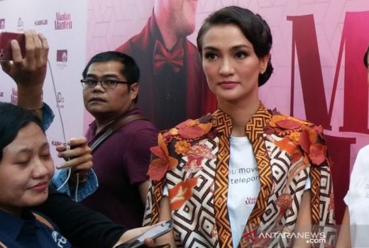 Atiqah Hasiholan: Punya Masalah Hidup? Selesaikan Secara Budaya - GenPI.co