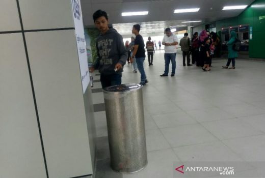 Tahan, Simpan, Dan Pungut Sampah Saat Di Stasiun MRT - GenPI.co