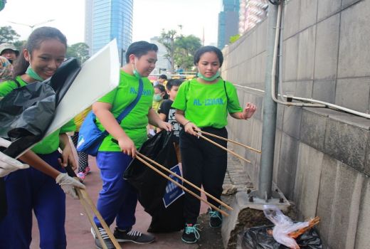 Pelajar Pungut Sampah di Jalanan Jakarta - GenPI.co