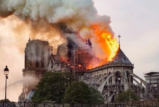 Paris Berduka Akibat Kebakaran Besar Di Gereja Notre Dame - GenPI.co