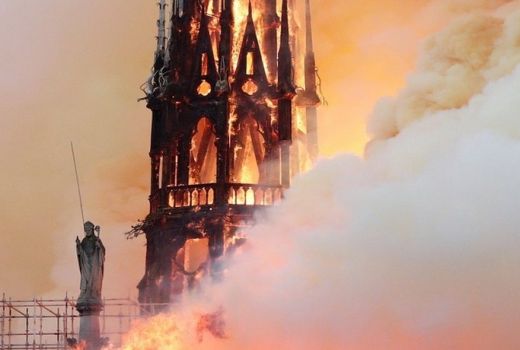 Kebakaran Gereja Katedral Notre Dame Akhirnya Padam - GenPI.co