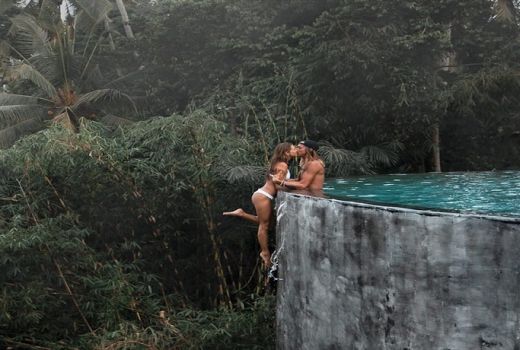 Aksi Nekat Dua Selebgram Amerika Foto di Bali Dikecam - GenPI.co