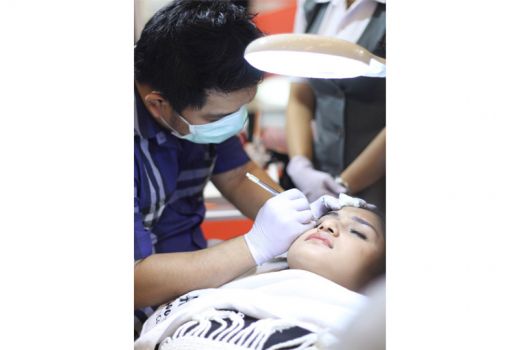 Sedang Hits, Kursus Sulam Alis Makin Diminati - GenPI.co