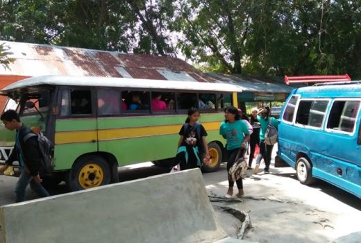 Asyiknya Keliling Tanjung Balai Karimun Naik Bas Kayu - GenPI.co
