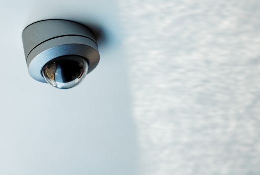 Cara Mendeteksi Adakah Kamera CCTV Tersembunyi di Kamar Hotel - GenPI.co