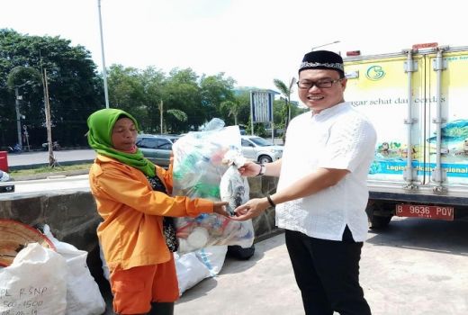 Hari Kartini, PIM Muara Baru Terima Sampah Ditukar dengan Ikan - GenPI.co