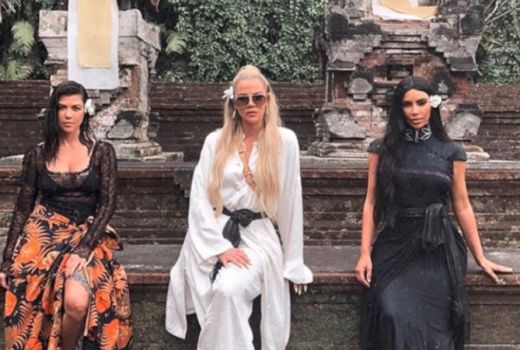 Keluarga Kardashian Eksplor Bali di KUWK Season 16 - GenPI.co