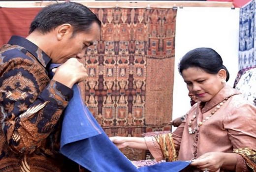 Jokowi Belanja Kain Batik Jambi di Inacraft 2019 - GenPI.co