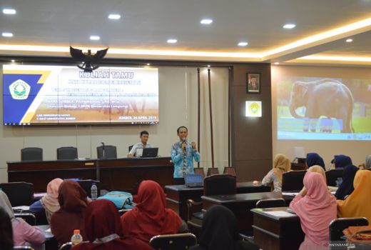 Saling Berbagi Kisah, Peneliti Gajah dengan Peneliti Banteng - GenPI.co
