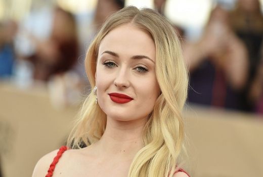 Main Film Game of Thrones, Sophie Turner Tajir Melintir - GenPI.co