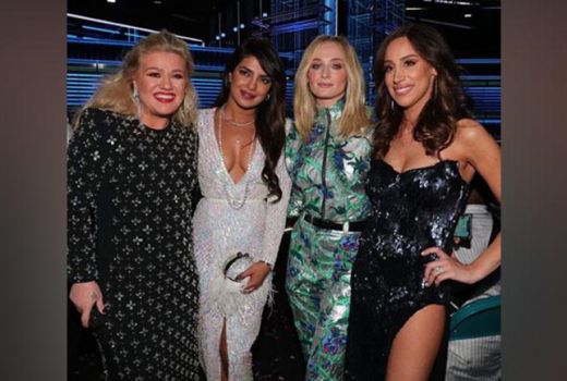 Ini Fashion Sophie Turner Saat Hadiri Billboard Music Awards - GenPI.co