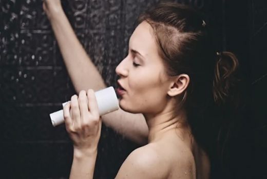 Nyanyi di Kamar Mandi Bikin Suara Merdu, Halusinasi atau Fakta? - GenPI.co