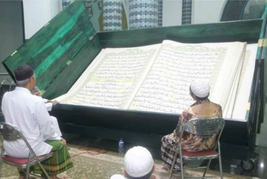 Greget, Masjid Ini Tadarusan Pakai Alquran Raksasa! - GenPI.co