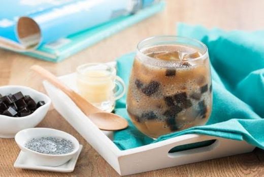 Menunggu Berbuka Puasa, Buat Es Cincau Hitam Segar Yuk! - GenPI.co
