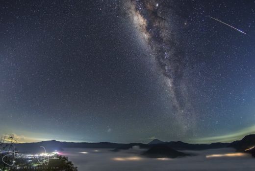 Ini Ponsel Andalan Traveler yang Gemar Motret Langit Malam - GenPI.co