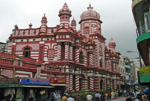 Masjid Unik Jamiul Alfar Bercorak Merah - GenPI.co