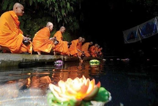 Waisak, Biksu Ambil Air Berkah dari Umbul Jumprit - GenPI.co