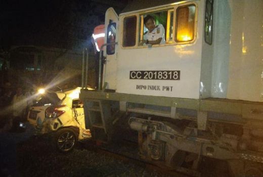 Mobil Pemudik Ringsek Ditabrak Kereta di Solo - GenPI.co