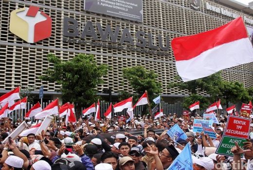 Titiek Soeharto Sapa Pendemo di Depan Bawaslu - GenPI.co