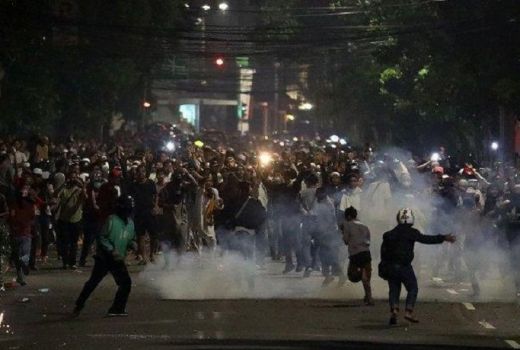 Polisi dan Pendemo Kembali Bentrok di Kawasan Slipi - GenPI.co