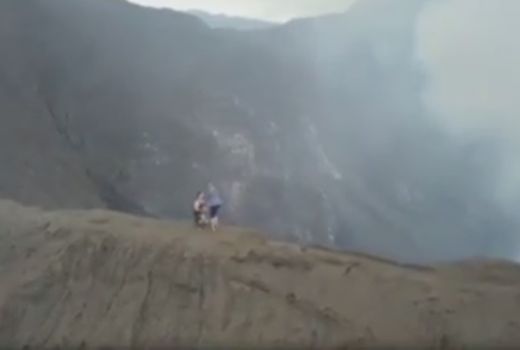 Romantis, Turis Ini Melamar Calon Istrinya di Puncak Gunung Bromo - GenPI.co