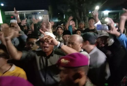 Gemuruh Takbir Iringi Kepulangan Tim BPN Prabowo dari Gedung MK - GenPI.co