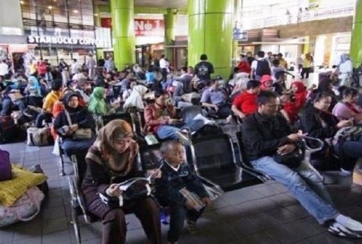 Mendekati Idul Fitri, Stasiun Gambir Mulai Dipadati Pemudik - GenPI.co