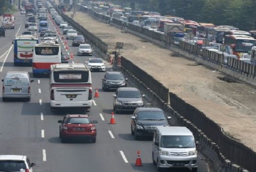 Arus Mudik, Besok Tol Cikampek Hingga Brebes Diberlakukan One Way - GenPI.co