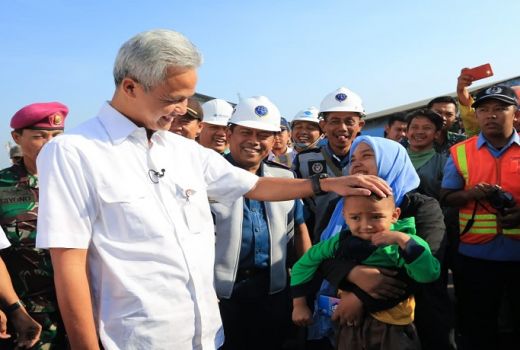 Ganjar Sambut Pemudik Kapal Gratis di Tanjung Emas Semarang - GenPI.co