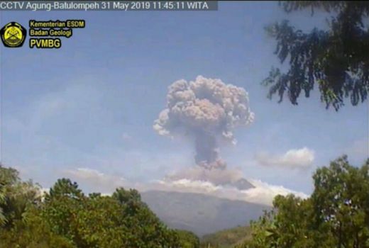 Gunung Agung Kembali Erupsi dengan Kolom Abu 2 Kilometer - GenPI.co