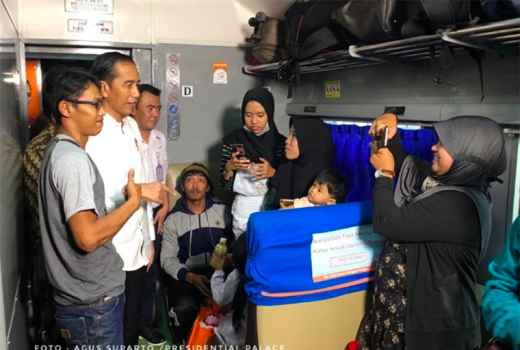 Saat Kepo Suasana Mudik Stasiun Senen, Jokowi: Ingat Tahun 1986 - GenPI.co