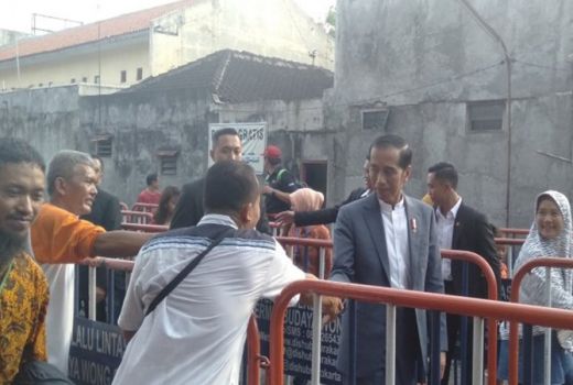 Usai Open House di Istana, Jokowi Saksikan Bagi Sembako di Solo - GenPI.co