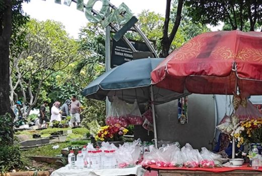 Lebaran, Pedagang Bunga di Pemakaman Panen Rezeki - GenPI.co