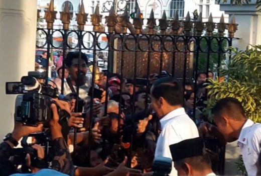 Jokowi Bagikan Paket Sembako untuk Warga Yogyakarta - GenPI.co
